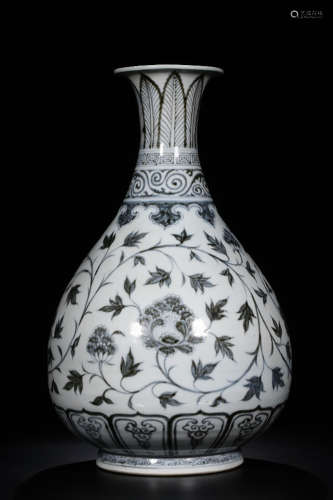 A BLUE WHITE VASE WITH FLORAL PATTERN