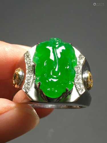 A TRANSLUCENT JADEITE ZHENGYANG GREEN BEAST SHAPED RING