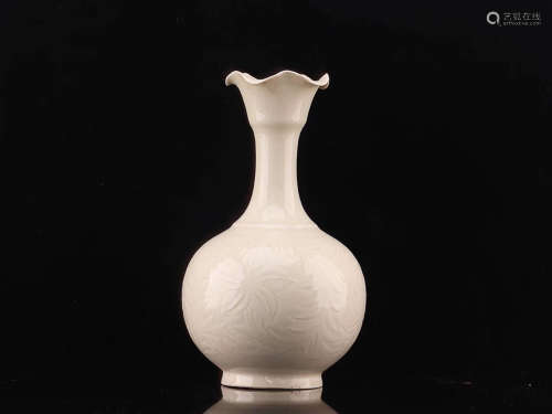 9-11TH CENTURY, AN OLD FLORAL PATTERN PORCELAIN VASE, NORTHERN SONG DYNASTY