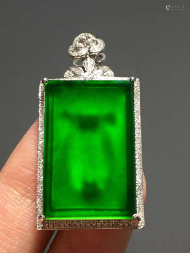 A TRANSLUCENT JADEITE ZHENGYANG GREEN RECTANGLE SHAPED PEACEFUL NECKLACE