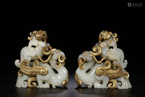 A PAIR OF HETIAN JADE ORNAMENT WITH GOLD