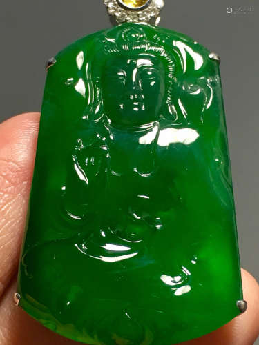 A TRANSLUCENT JADEITE ZHENGYANG GREEN GUANYIN TABLET NECKLACE