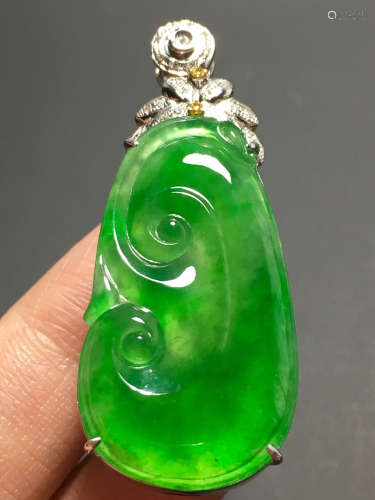 A TRANSLUCENT JADEITE ZHENGYANG GREEN WISHFUL NECKLACE