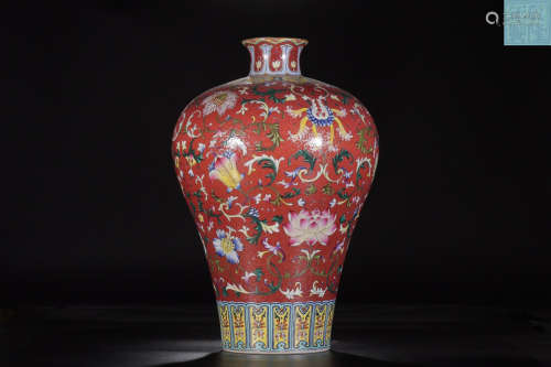 A QIANLONG VASE WITH PATTERN