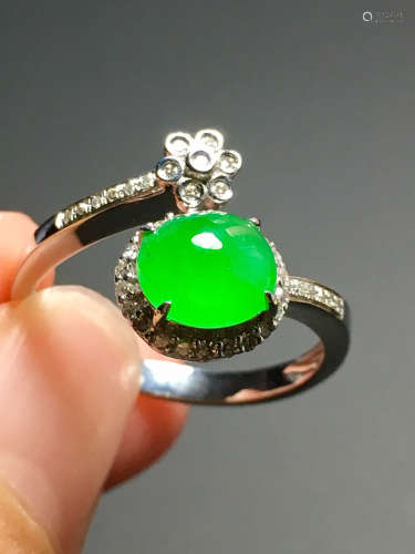 A TRANSLUCENT JADEITE ZHENGYANG GREEN EGG SHAPED RING