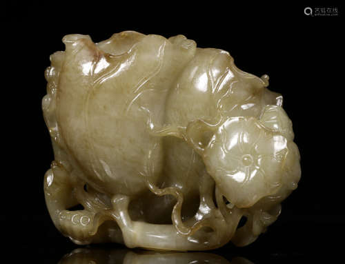 A HETIAN JADE PEN WASHER OF LOTUS LEAF SHAPED