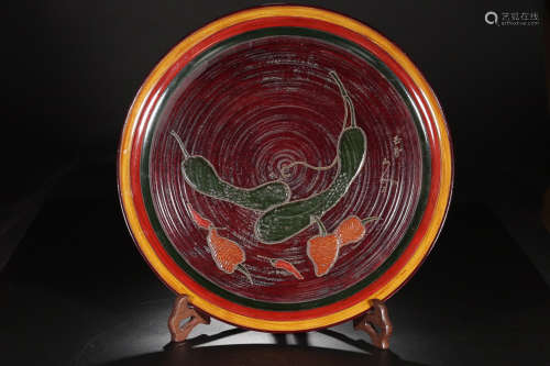 A WOOD PLATE WITH PATTERN