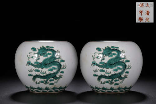 A PAIR OF GUANXUNIANZHI MARK VASE WITH DRAGON PATTERN