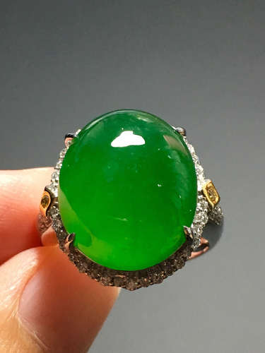 A TRANSLUCENT JADEITE ZHENGYANG GREEN EGG SHAPED RING