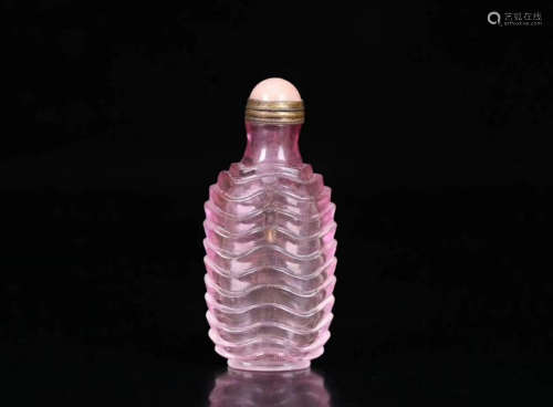 A GLASS SNUFF BOTTLE WITH PALACE WORKSHOP DESIGN