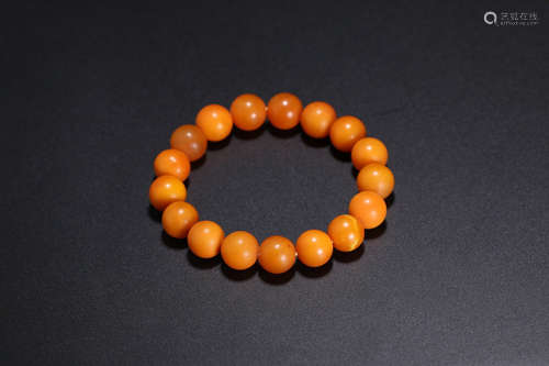 AN AMBER BEADS BRACELET