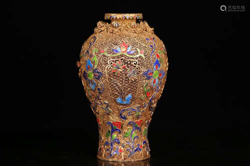 A GILT SILVER FLORAL PATTERN VASE WITH ENAMELING EMBEDED WITH GEM