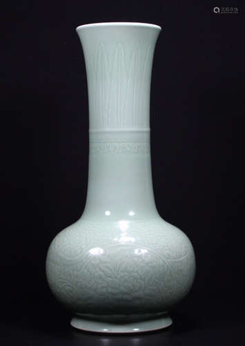 A GREEN GLAZE VASE WITH DRAGON&PEONY PATTERN