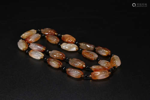 AN AGATE CIGADA SHAPED BEADS NECKLACE