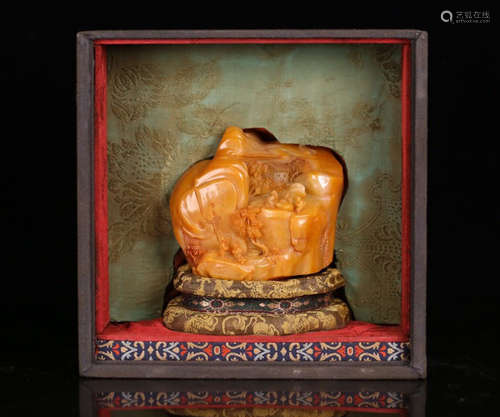 A TIANHUANG STONE CHARACTER STORY ORNAMENT WITH BOX & BOTTOM