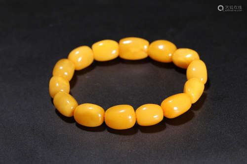 AN AMBER BEADS BRACELET