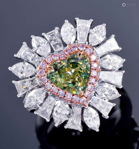18K白金鑲鑽石綠鑽石戒指 (附GIA證書)