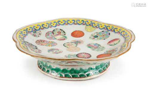 FAMILLE ROSE CIRCLE FLOWER PATTERN RAISED DISH