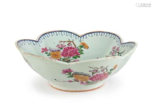 FAMILLE ROSE LOBBED FLOWER DECORATED DISH