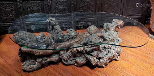 A FINE CHINESE ROOT WOOD WITH GLASS SURFACE TABLE