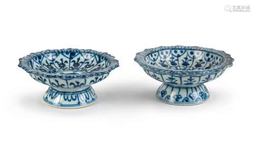 A PAIR OF BLUE AND WHITE RAISED-FOOT DISHES