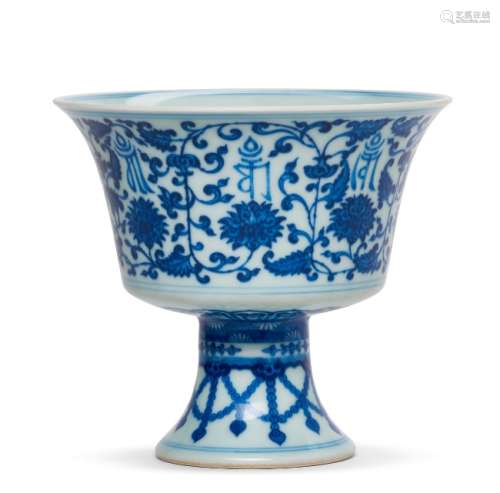 A FINE BLUE AND WHITE STEM CUP
