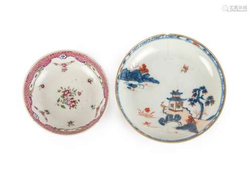 PAIR OF CHINESE IMARI DECORATED DISHES