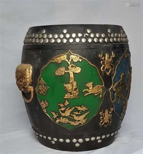 A LARGE BLACK JAR WITH LION HEAD HANDLES WITH LID