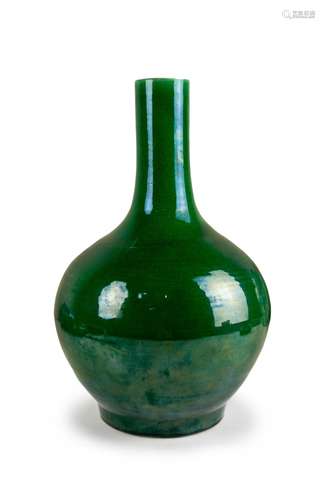 A CHINESE APPLE GREEN BOTTLE VASE