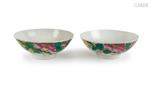 PAIR OF CHINESE FAMILLE ROSE PORCELAIN BOWLS