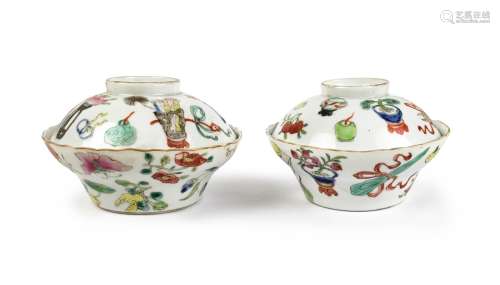 A PAIR OF FAMILLE ROSE  LIDDED CUPS