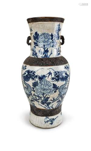 CHINESE GE-TYPE BLUE AND WHITE VASE