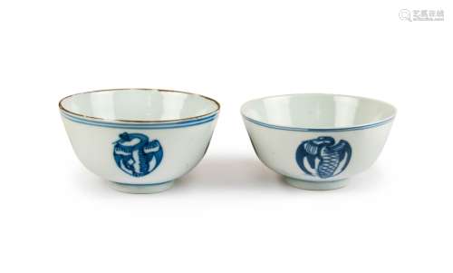A PAIR OF BLUE AND WHITE CRANE BOWLS