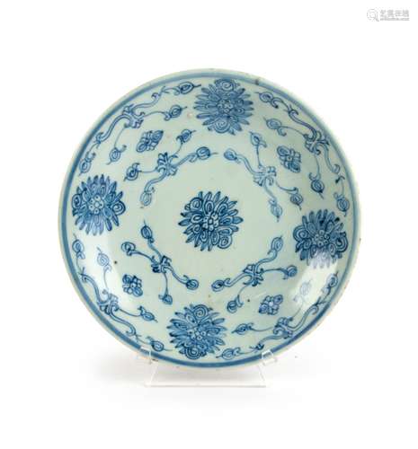 A CHINESE BLUE AND WHITE FLOWER PATTERN PLATE