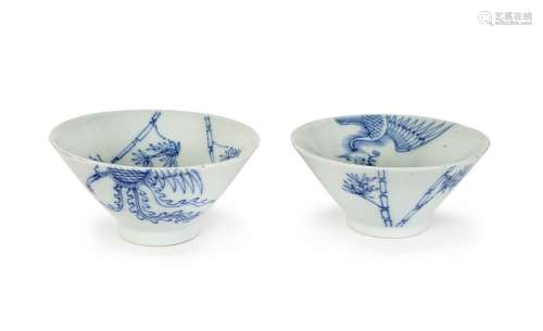 PAIR OF MING DYN BLUE AND WHITE PHOENIX CUPS