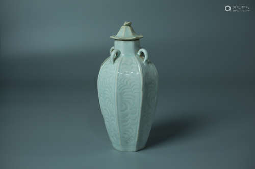 A BLUE PORCELAIN VASE