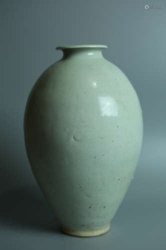 AN OLIVE SHAPE PORCELAIN VASE