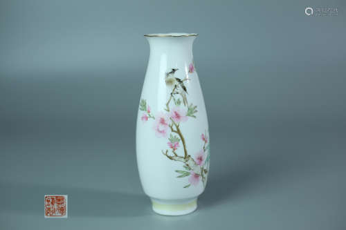 A GUANG PORCELAIN VASE