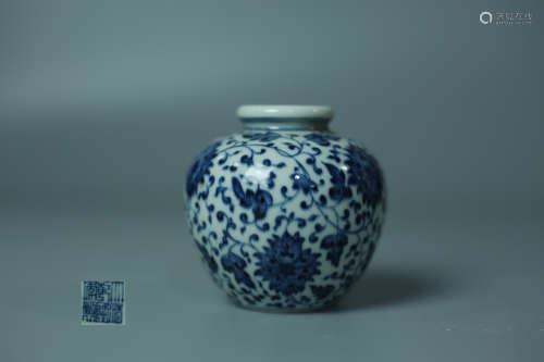 A BLUE AND WHITE PORCELAIN WATER CONTAINING JAR WITH FLOWER PATTERNS AND QIANLONG MARKING