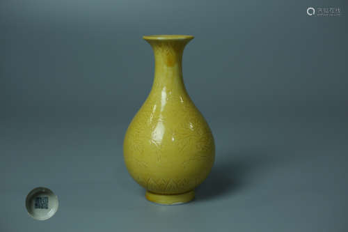 A YELLOW-GLAZED PORCELAIN VASE WITH QIANLONG MARKING