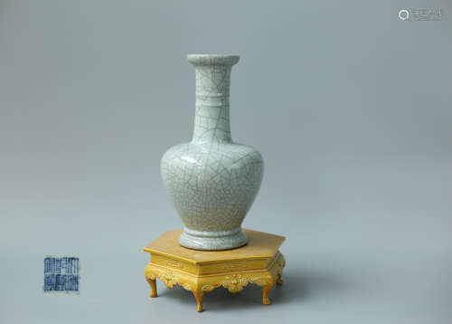 A GE KILN VASE WITH PATTERNS AND QIANLONG MARKING