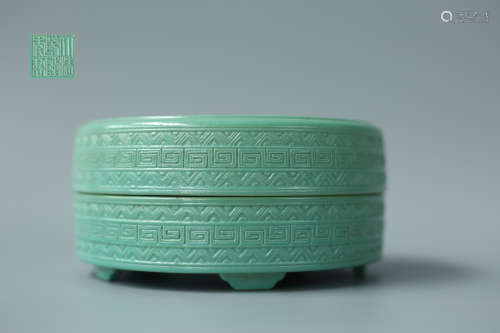 A TURQUOISE COLOR PORCELAIN BOX WITH QIANLONG MARKING