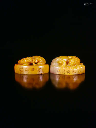 A PAIR OF HUANGYI MARK TIANHUANG STONE SEALS WITH DRAGON PATTERN