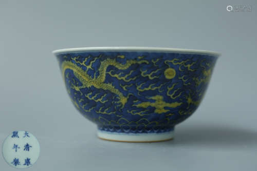 A BLUE AND WHITE PORCELAIN BOWL WITH DRAGON PATTERNS AND KANGXI MARKING