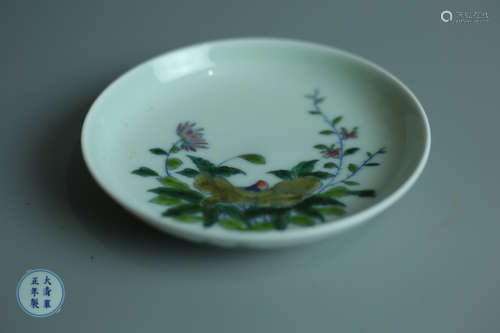 A SMALL FAMILLE ROSE PLATE WITH FLOWER PATTERNS AND YONGZHENG MARKING