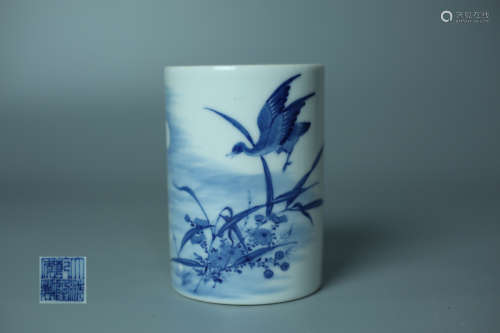 A BLUE AND WHITE PORCELAIN PEN HOLDING JAR WITH SCENERY PATTERNS AND QIANLONG MARKING
