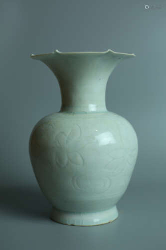 A HUTIAN KILN VASE WITH FLOWER SHAPE MOUTH