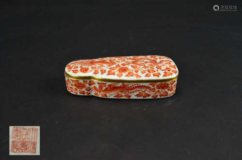 A RED PORCELAIN BOX WITH COVER AND FLOWER PATTERNS