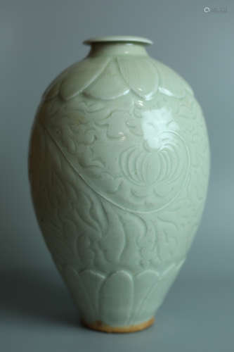 A PORCELAIN OLIVE SHAPE VASE