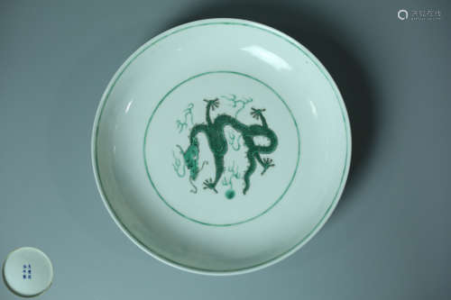 A PORCELAIN PLATE WITH GREEN DRAGON PATTERNS AND QIANLONG MARKING